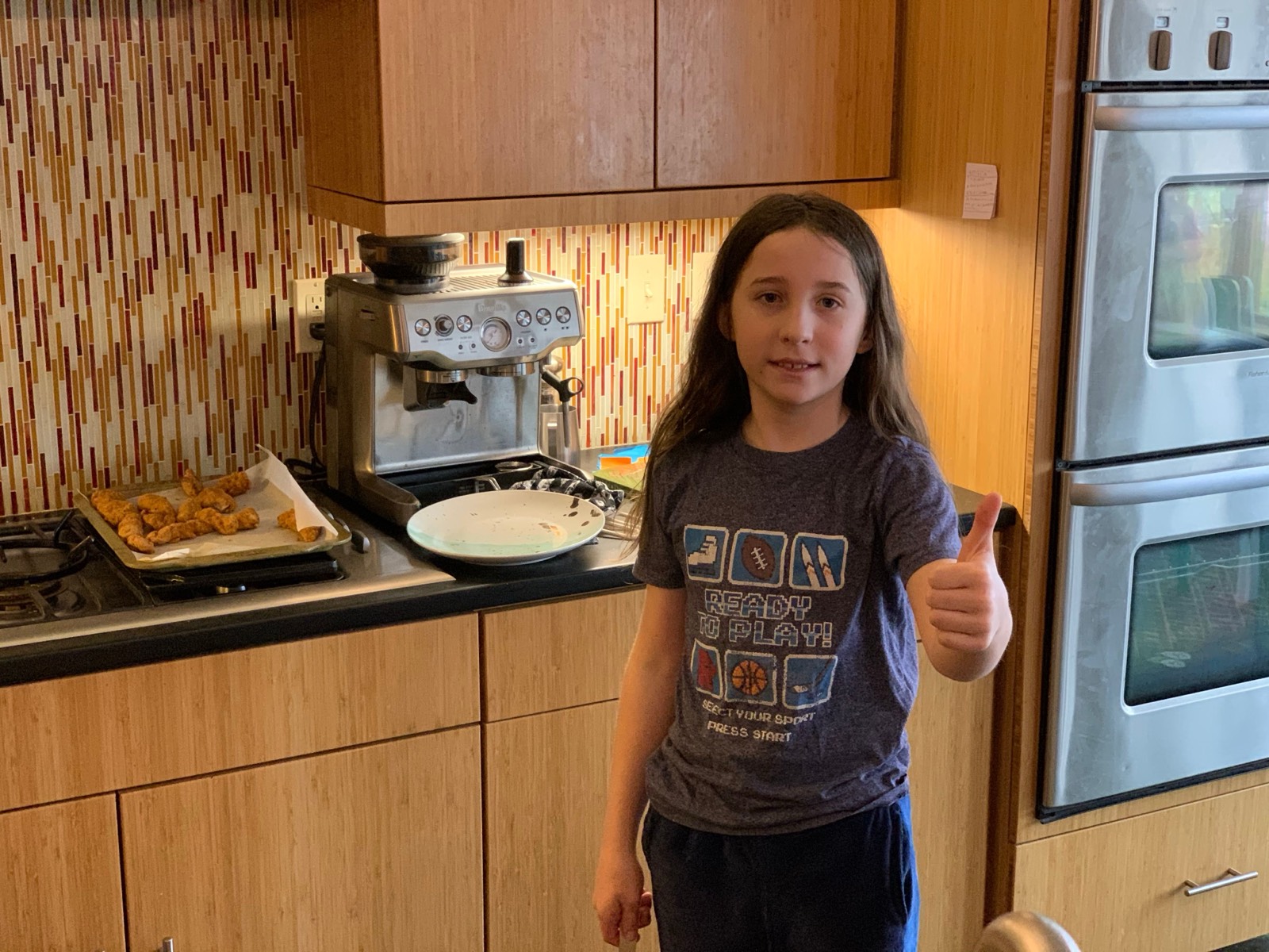 Making lunch for the family again. Chicken strips and boiled broccoli. 