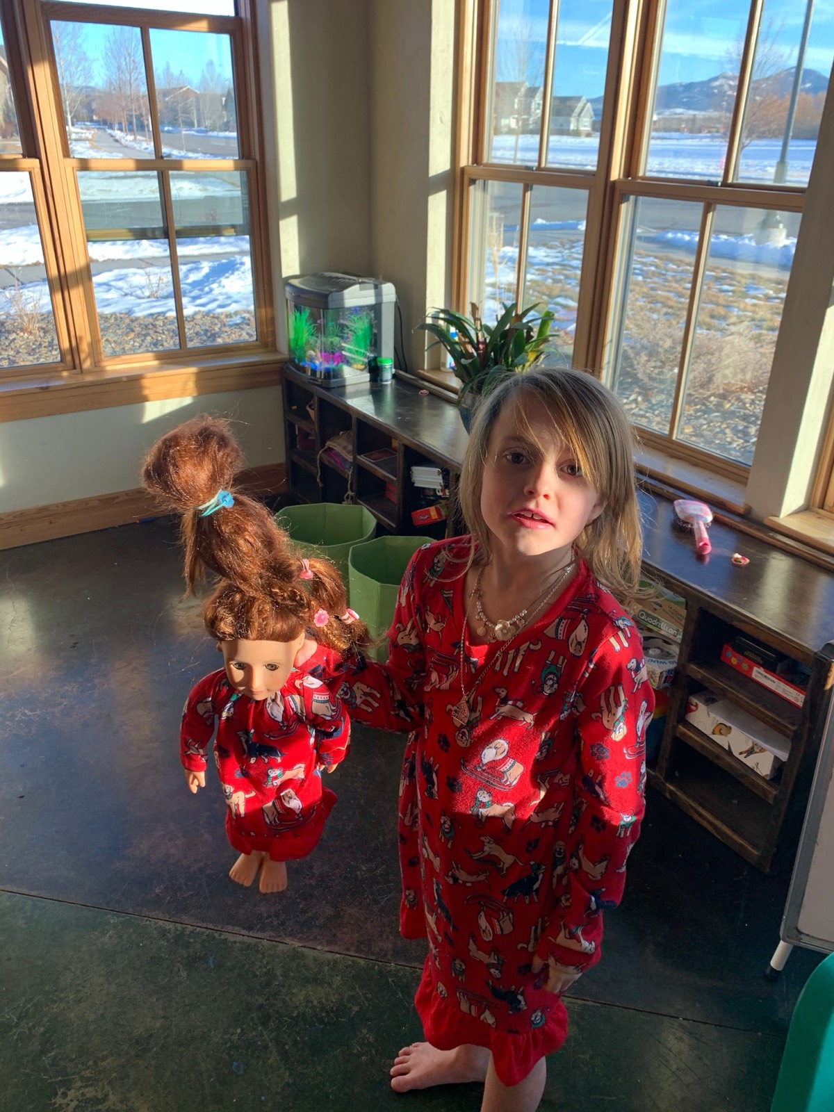 Birdie snuck off after SotW and did Paisley's hair instead.